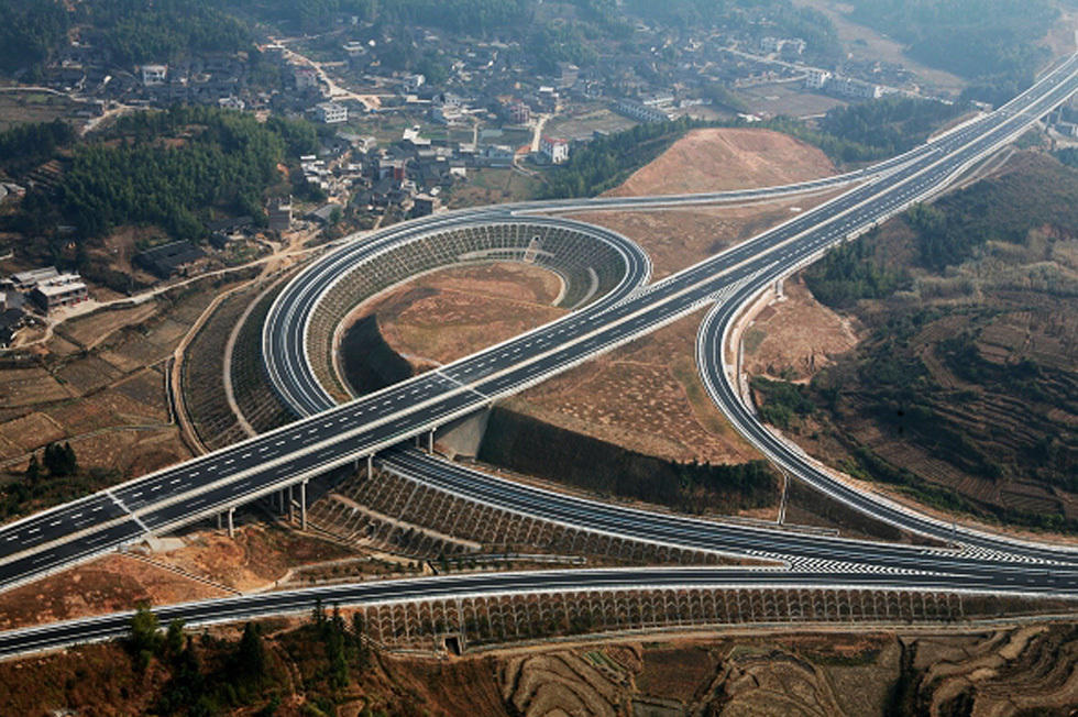 最早收费公路的历史沿革与影响探讨