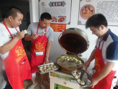 2025年最早小吃摆摊指南，热门小吃大盘点
