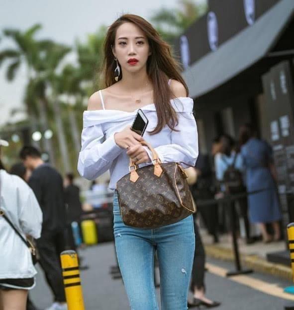 时尚小姐姐早期街拍风采，引领潮流的街头魅力
