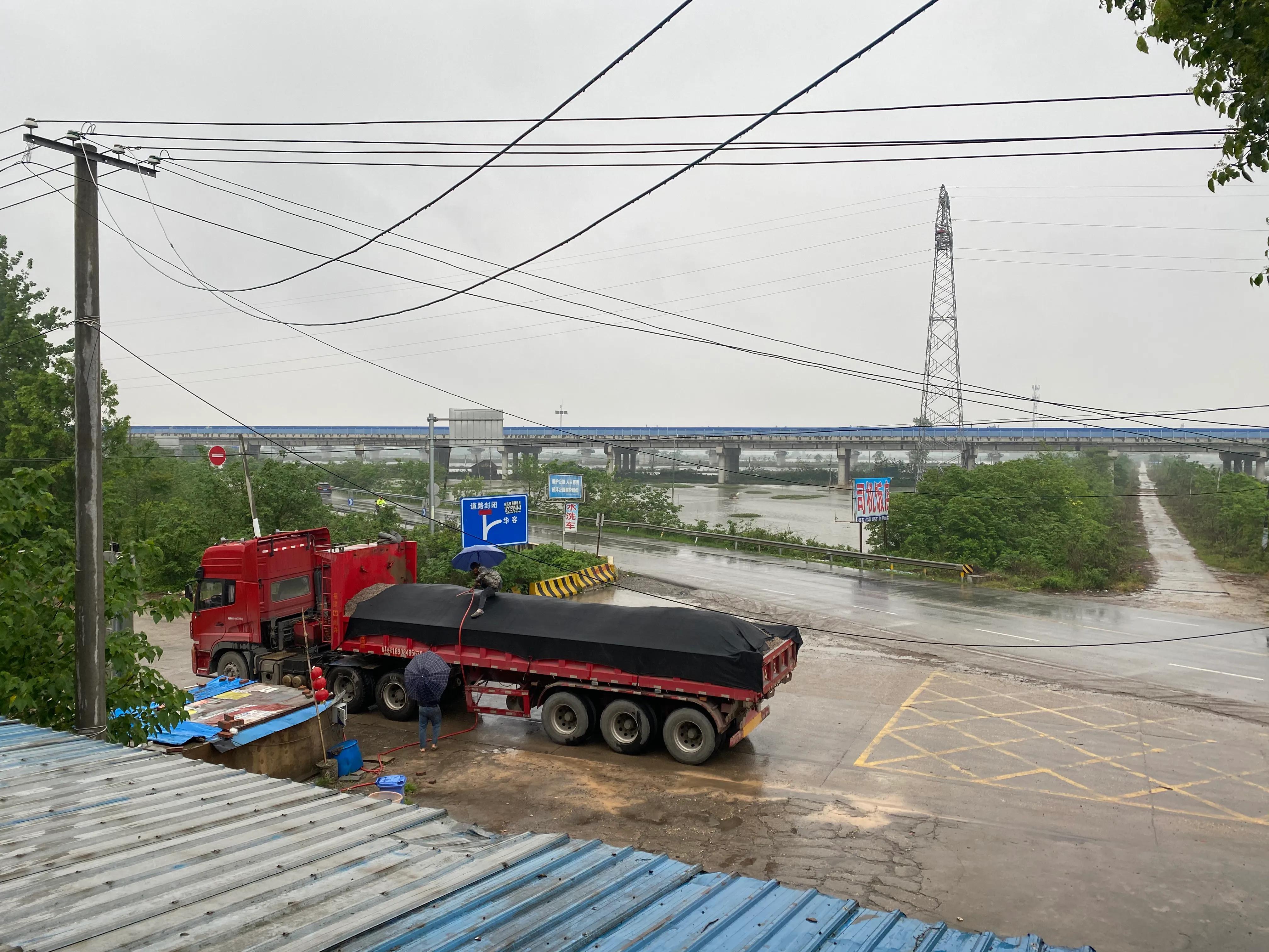 长江暴雨首发信息及引发的关注与深思