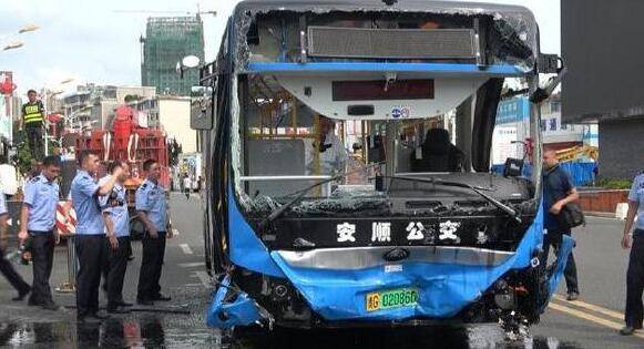 贵州大巴冲进水库事件，现场目击与救援行动实录